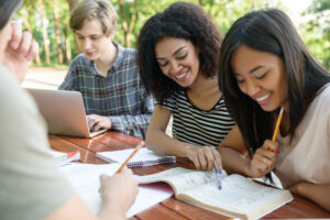 alunos em um ambiente educacional