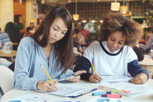 duas alunas de um colégio com educação personalizada